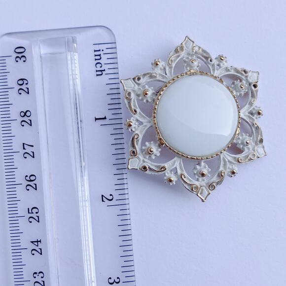 Vintage Mid Century White Milk Glass Enamel Gold Tone Brooch Floral Pin 1960s - Picture 10 of 11